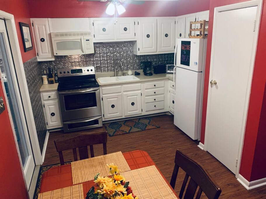 Family Friendly Downtown Home - Private Yard & Grill - Location, Location, Location! Athens Eksteriør billede