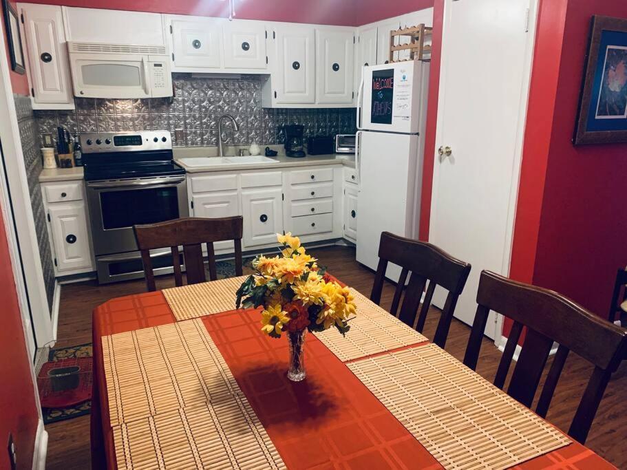 Family Friendly Downtown Home - Private Yard & Grill - Location, Location, Location! Athens Eksteriør billede
